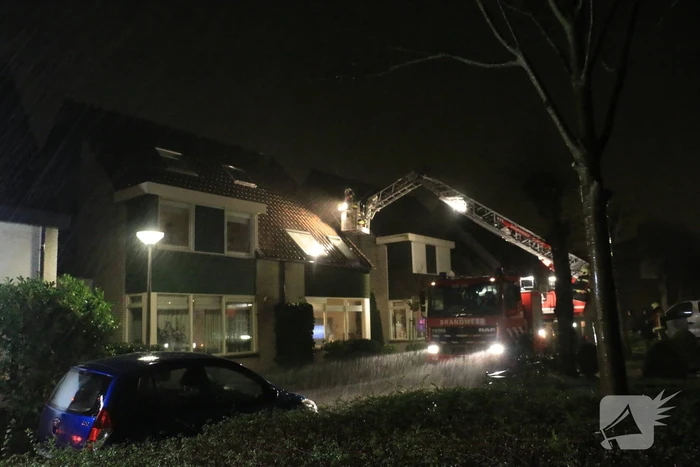 Brandweer legt losliggende dakpannen vast