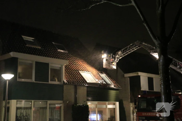 Brandweer legt losliggende dakpannen vast