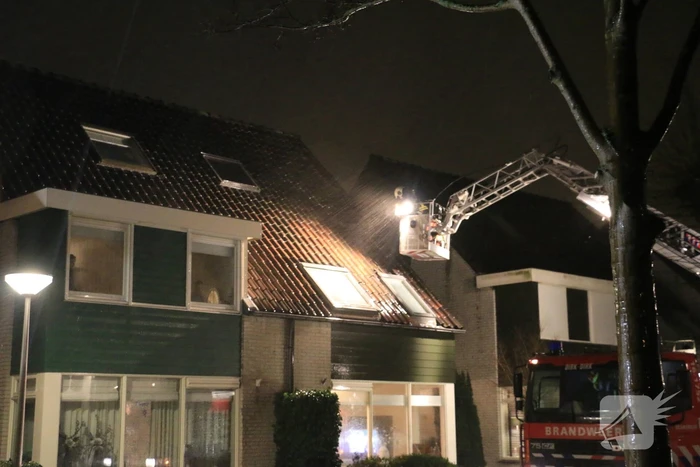 Brandweer legt losliggende dakpannen vast