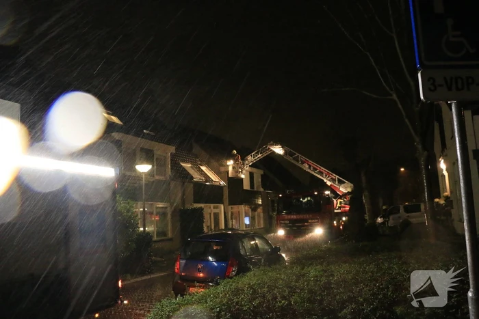 Brandweer legt losliggende dakpannen vast
