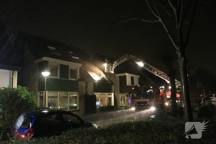 Brandweer legt losliggende dakpannen vast
