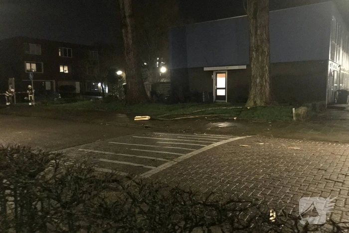 Boom staat op vallen, brandweer zet straat af