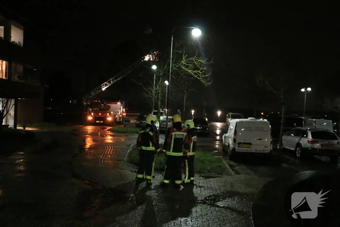 Brandweer druk met losse dakdelen op bedrijfspand