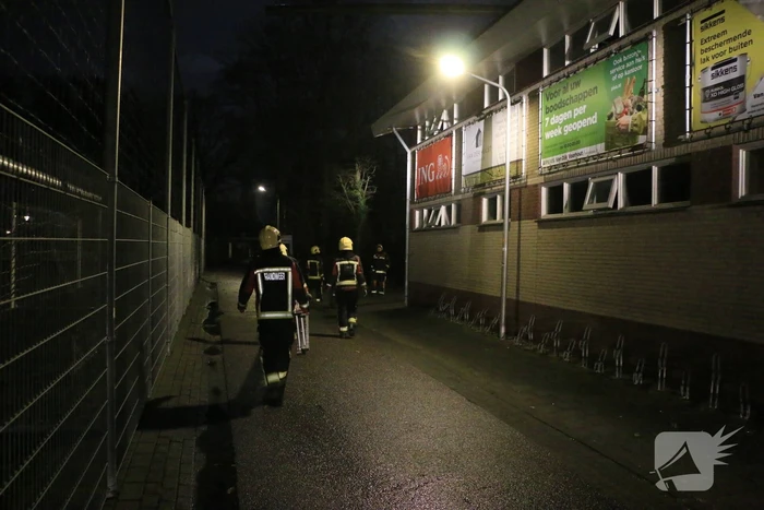 Grote buis op dak van voetbalvereniging zorgt voor gevaarlijke situatie