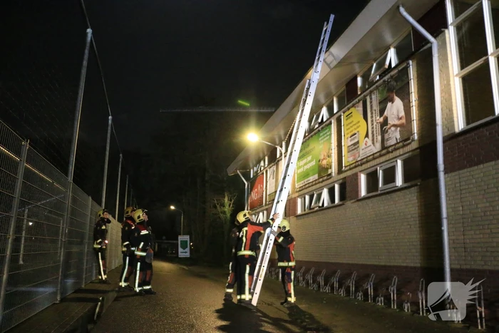 Grote buis op dak van voetbalvereniging zorgt voor gevaarlijke situatie