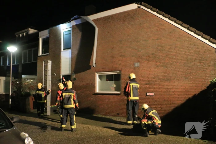 Brandweer verwijderd loshangende dakrand