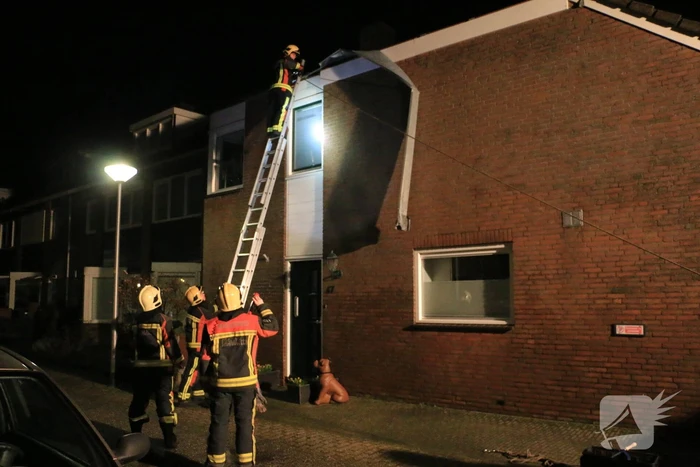 Brandweer verwijderd loshangende dakrand