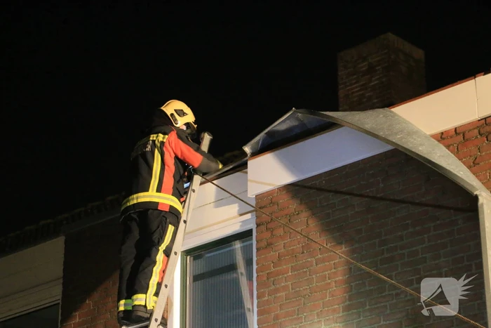 Brandweer verwijderd loshangende dakrand