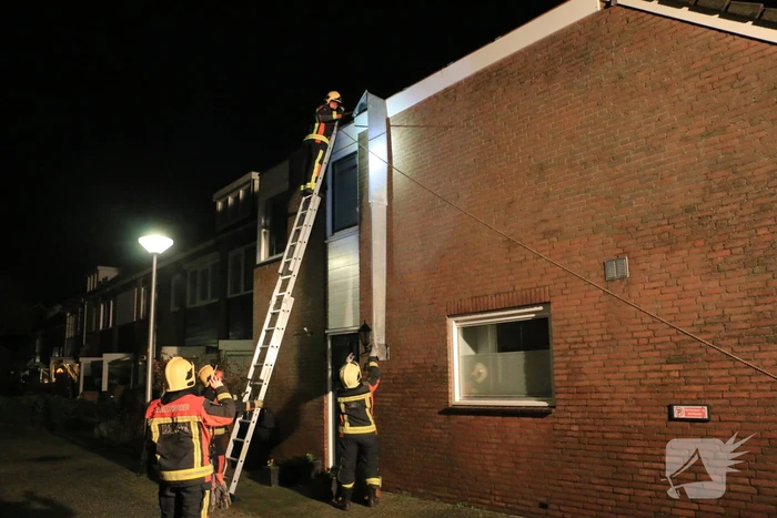 Brandweer verwijderd loshangende dakrand