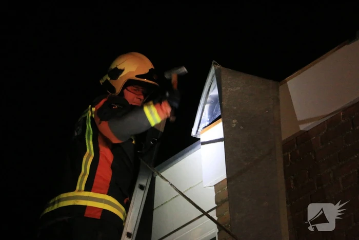Brandweer verwijderd loshangende dakrand