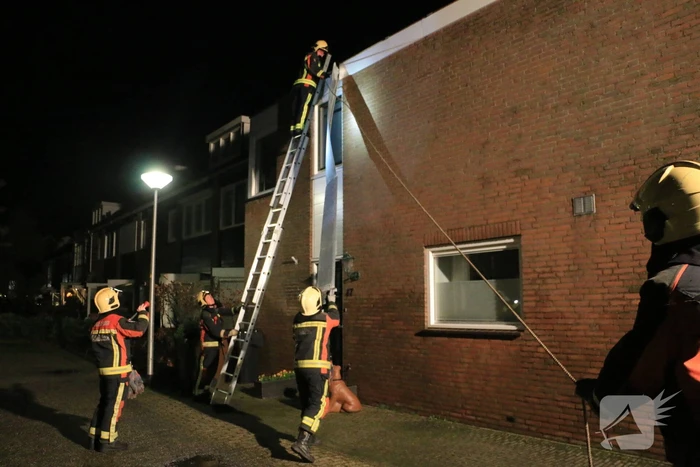 Brandweer verwijderd loshangende dakrand