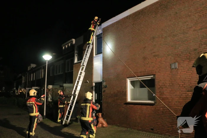 Brandweer verwijderd loshangende dakrand