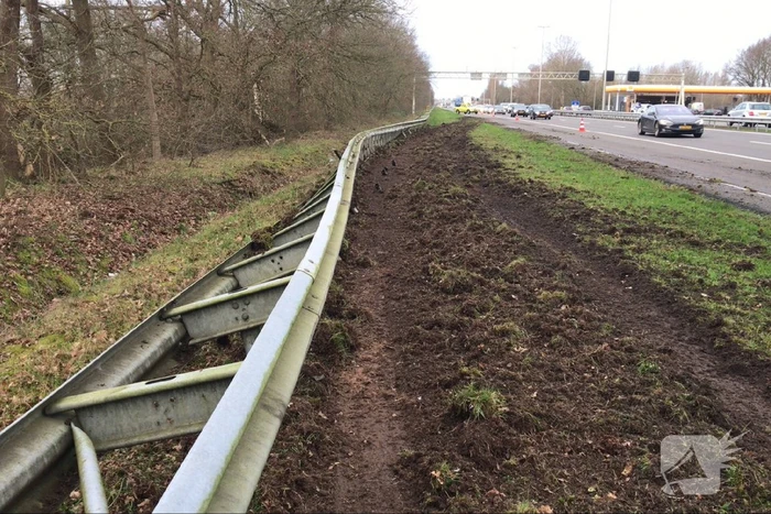 Vrachtwagen belandt in berm tegen vangrail