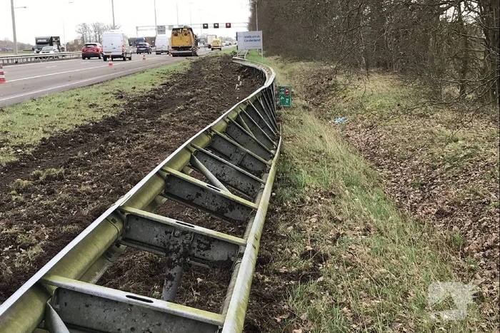 Vrachtwagen belandt in berm tegen vangrail