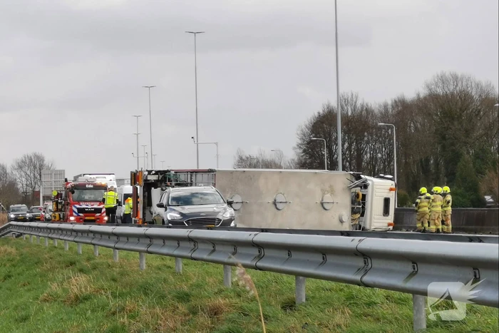 Snelweg dicht door gekantelde vrachtwagen