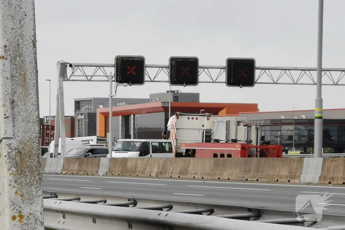 Snelweg dicht door gekantelde vrachtwagen