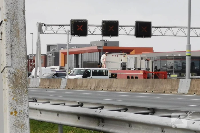 Snelweg dicht door gekantelde vrachtwagen
