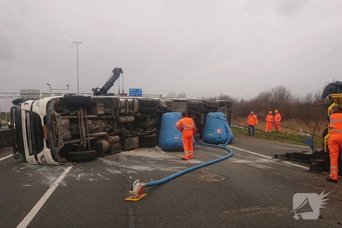Snelweg dicht door gekantelde vrachtwagen