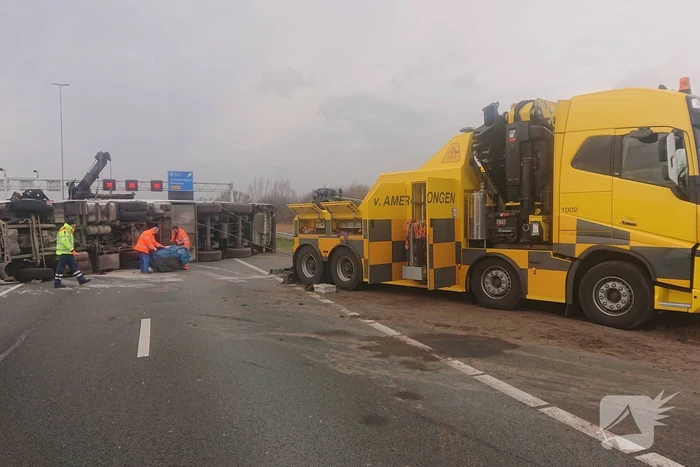 Snelweg dicht door gekantelde vrachtwagen