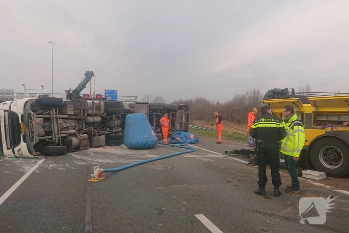 Snelweg dicht door gekantelde vrachtwagen