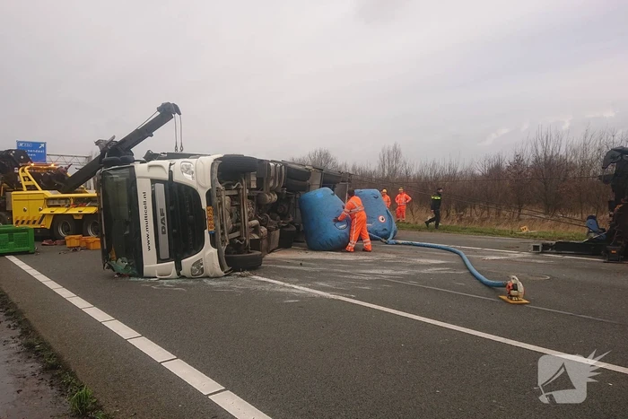 Snelweg dicht door gekantelde vrachtwagen
