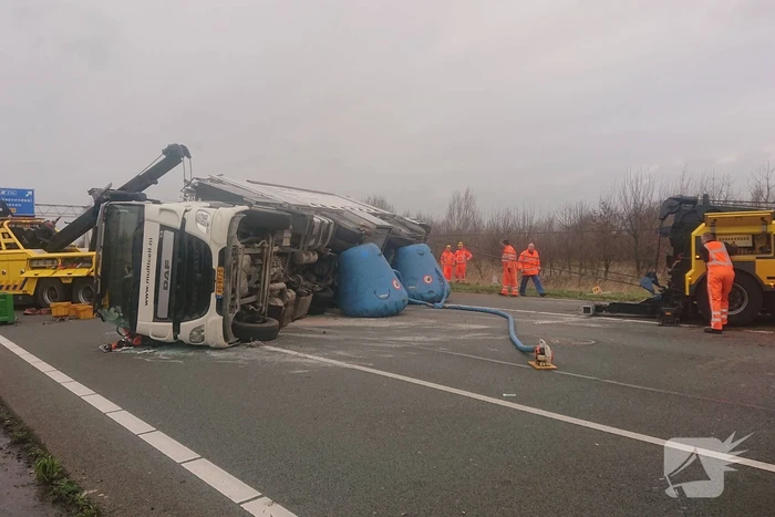 Snelweg dicht door gekantelde vrachtwagen