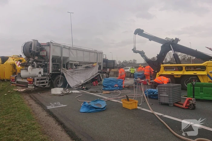 Snelweg dicht door gekantelde vrachtwagen