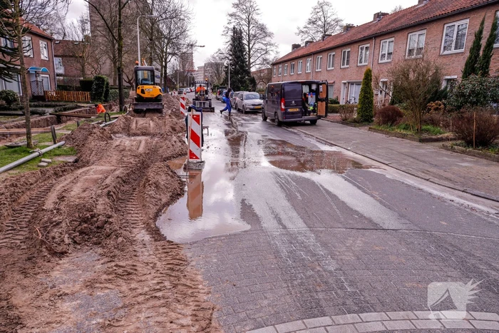 Water spuit de grond uit bij lekkage