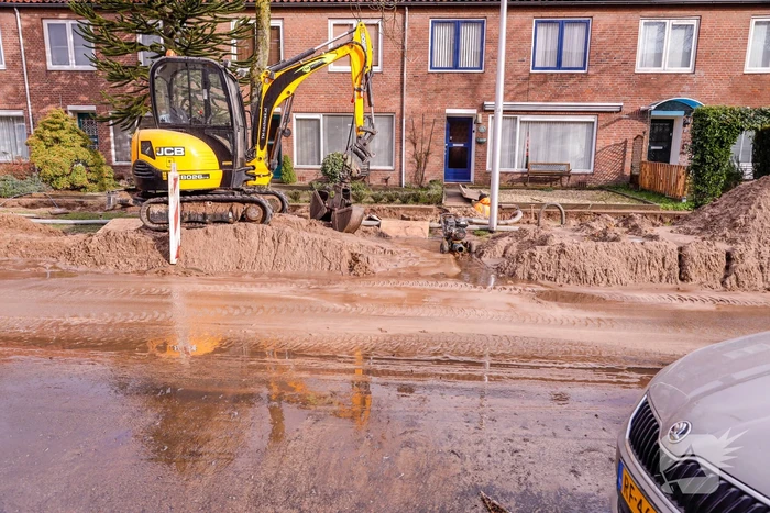 Water spuit de grond uit bij lekkage