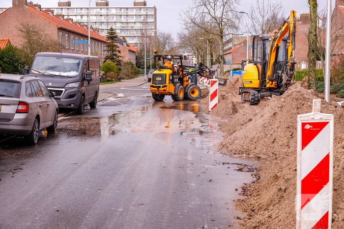Water spuit de grond uit bij lekkage