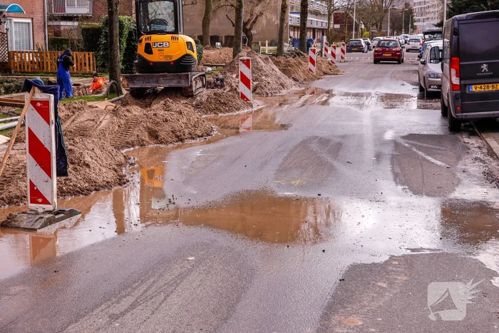 Water spuit de grond uit bij lekkage