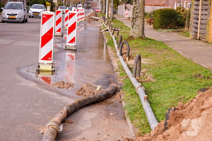 Water spuit de grond uit bij lekkage