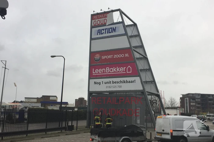 Deel van reclamebord dreigt weg te waaien