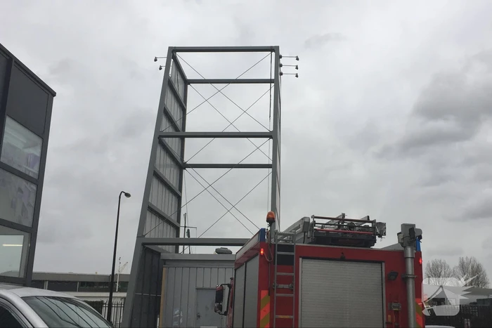 Deel van reclamebord dreigt weg te waaien