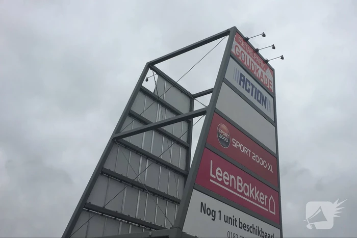Deel van reclamebord dreigt weg te waaien