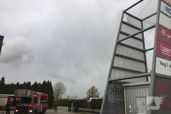Deel van reclamebord dreigt weg te waaien