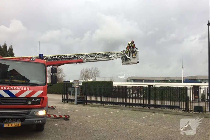 Deel van reclamebord dreigt weg te waaien