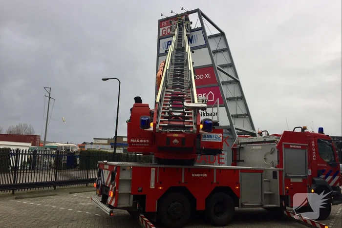 Deel van reclamebord dreigt weg te waaien