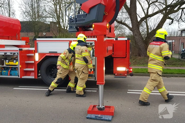 Weg afgesloten om afgebroken dikke tak