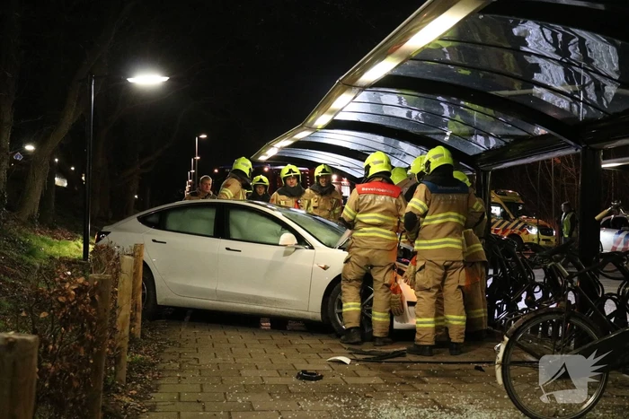 Peperdure Tesla crasht in fietsenstalling
