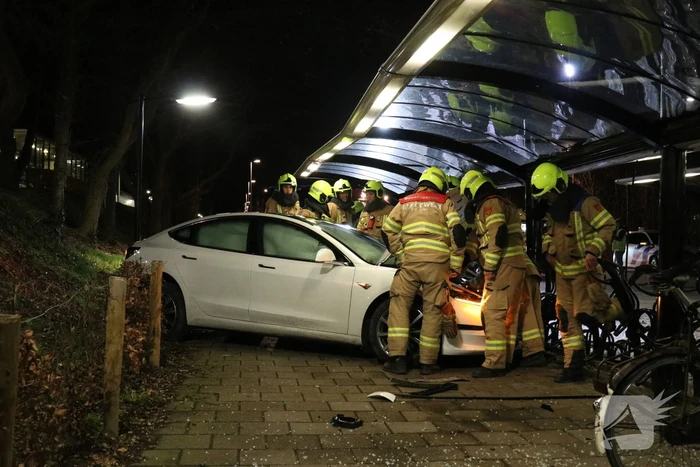 Peperdure Tesla crasht in fietsenstalling