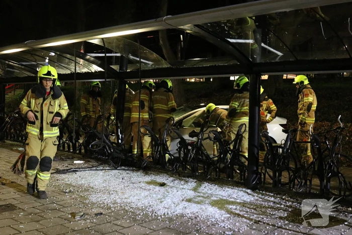Peperdure Tesla crasht in fietsenstalling