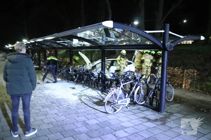 Peperdure Tesla crasht in fietsenstalling