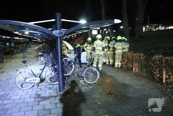 Peperdure Tesla crasht in fietsenstalling
