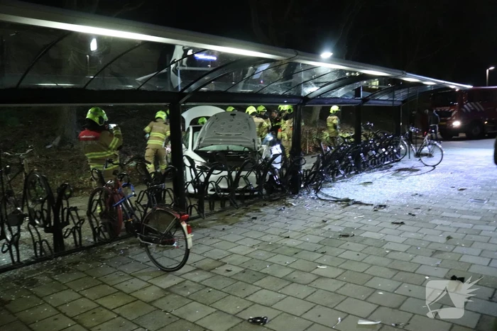 Peperdure Tesla crasht in fietsenstalling
