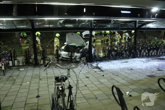 Peperdure Tesla crasht in fietsenstalling