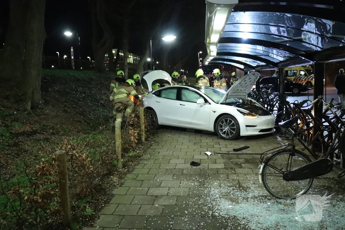 Peperdure Tesla crasht in fietsenstalling