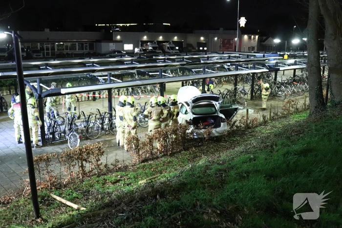 Peperdure Tesla crasht in fietsenstalling