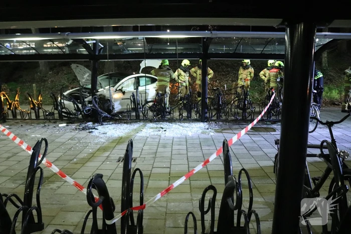 Peperdure Tesla crasht in fietsenstalling