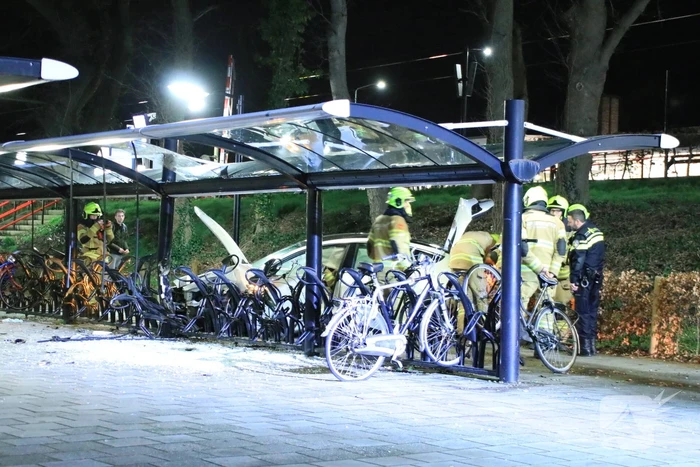 Peperdure Tesla crasht in fietsenstalling